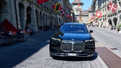 Die Landesregierung setzt bei den Dienstwagen künftig auf Strom. Als erstes Bundesrats-Mitglied bekam Viola Amherd diesen Sommer eine Chauffeurlimousine des Typs BMW i7. Wer als Siegerin oder Sieger aus der SP-Roadshow hervorgeht, dürfte künftig in einem ähnlichen Fahrzeug unterwegs sein. Bild: VBS/DDPS