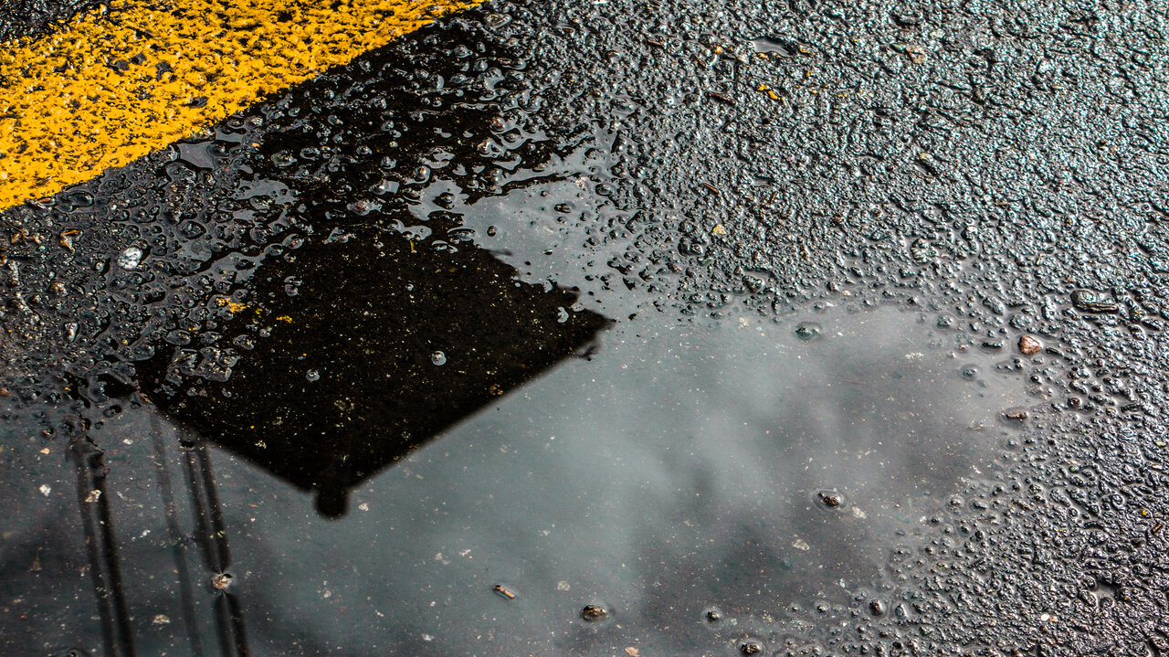 Lösung: Hier wird vor einem möglichen Schleudern gewarnt. Wenn die Fahrbahn zum Beispiel oft nass oder der Belag rutschig ist. Bild: Freepik