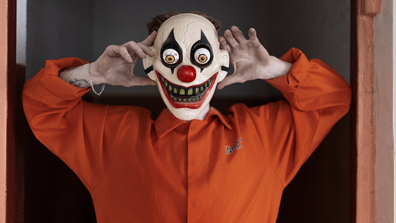 Auch diese Clownmaske ist am Steuer bezüglich guter Sicht eher hinderlich und deshalb heikel. Bild: freepik. 