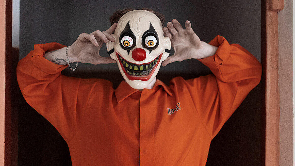 Auch diese Clownmaske ist am Steuer bezüglich guter Sicht eher hinderlich und deshalb heikel. Bild: freepik.