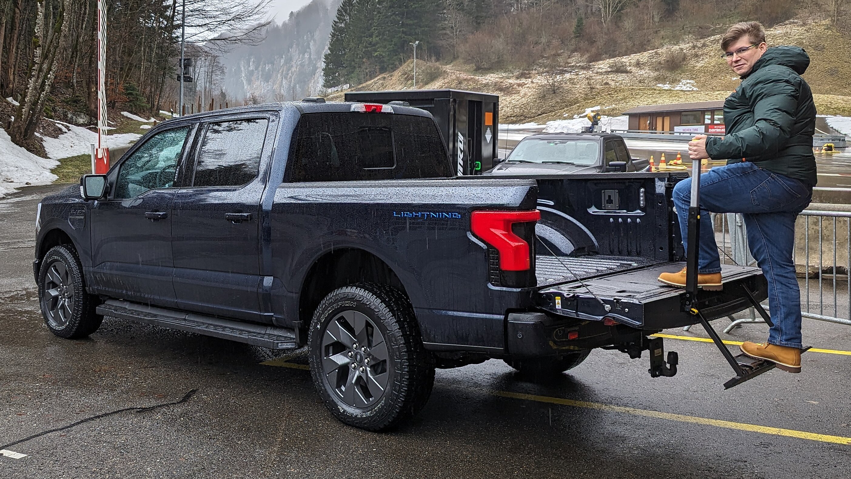 Auto-Checker Martin A. Bartholdi nutzt den Tritt im Ford F-150 Lightning