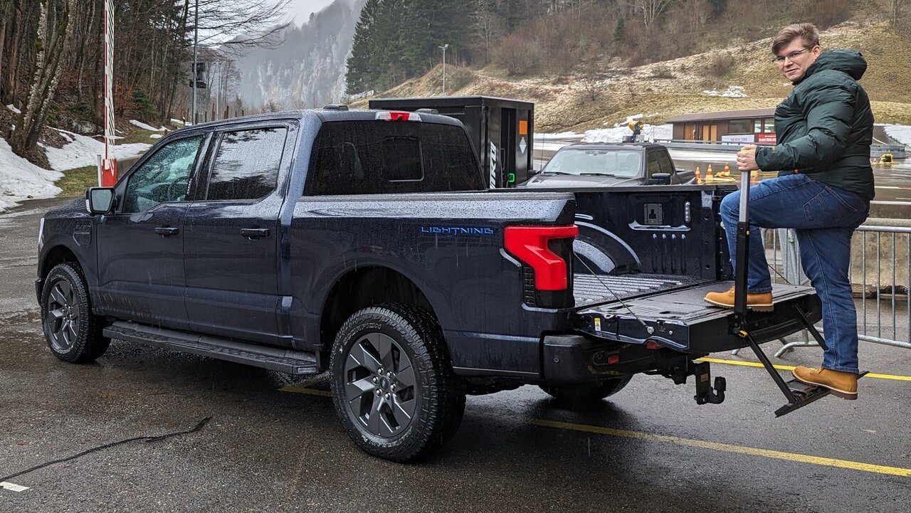 Auto-Checker Martin A. Bartholdi nutzt den Tritt im Ford F-150 Lightning