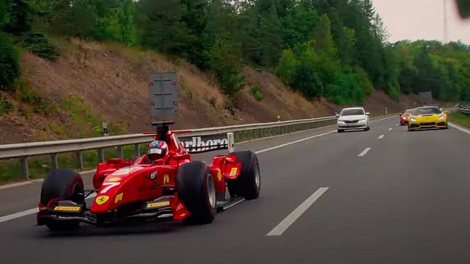 Der Wagen wurde von weiteren Luxuskarossen begleitet. Bild: Youtube