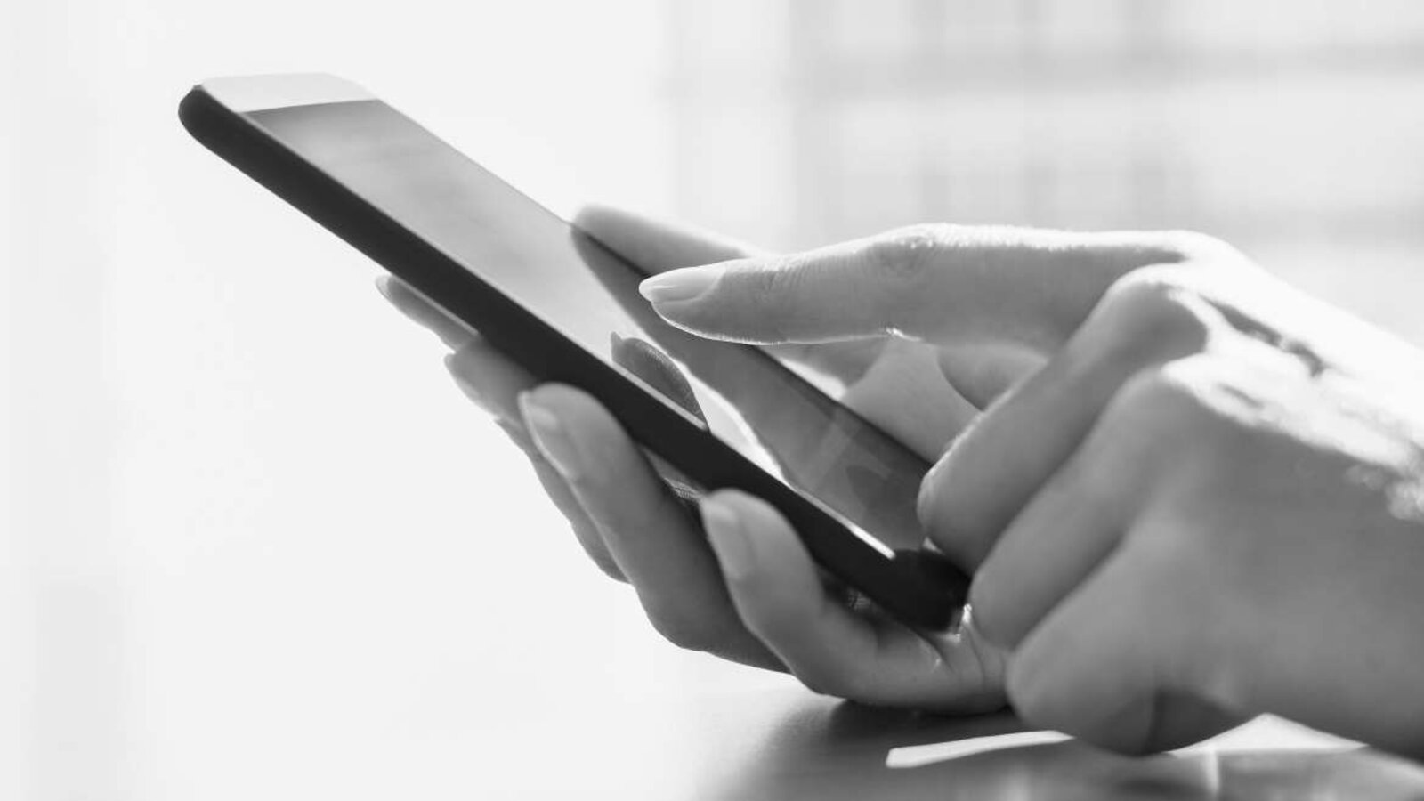 Damenhände mit einem Smartphone