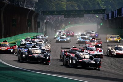 Die beiden Toyota gehen vom Start in die Führung