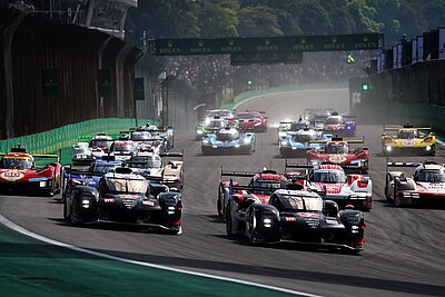 Die beiden Toyota gehen vom Start in die Führung