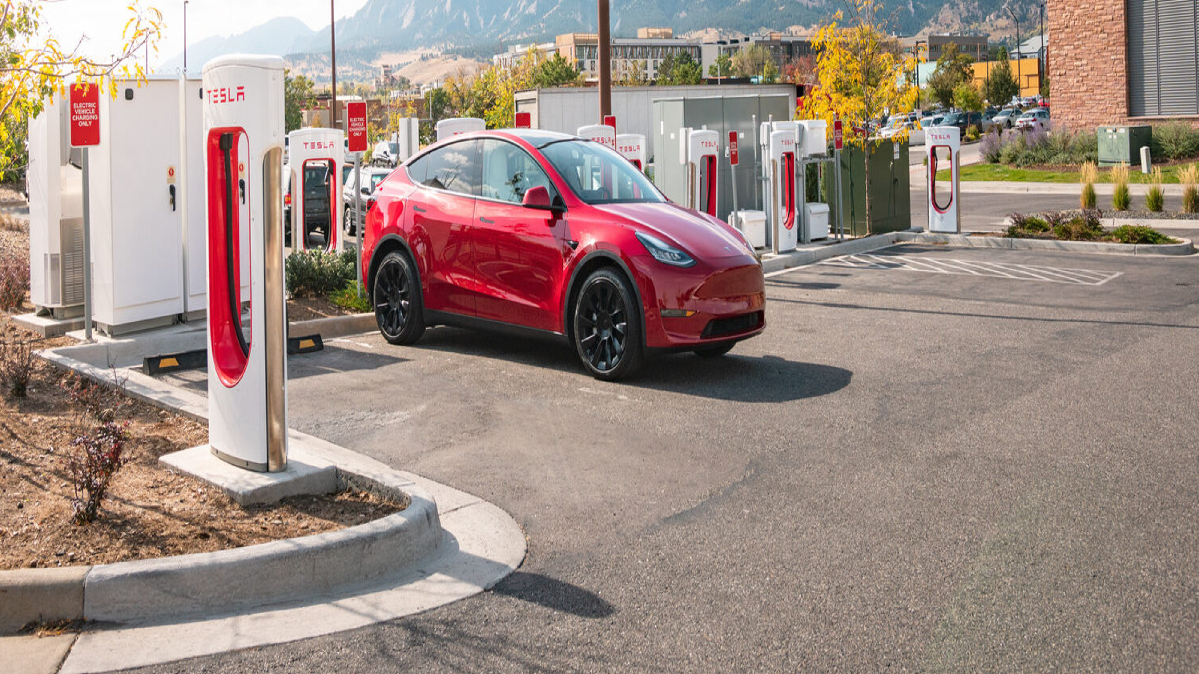 Tesla Model Y am Super-Charger