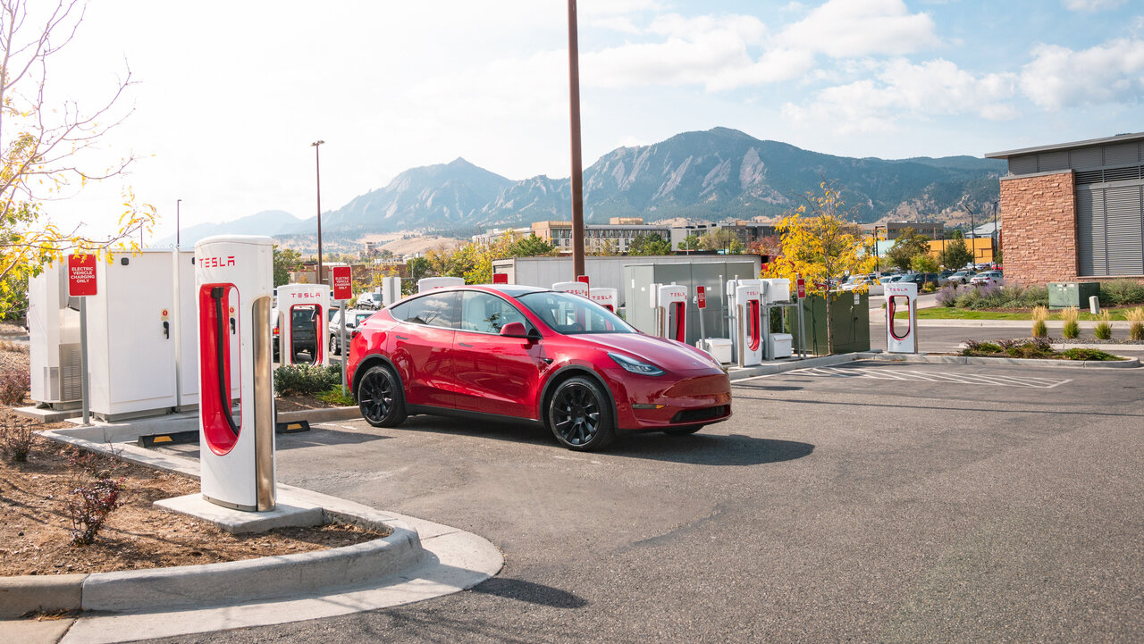 Tesla Model Y am Super-Charger