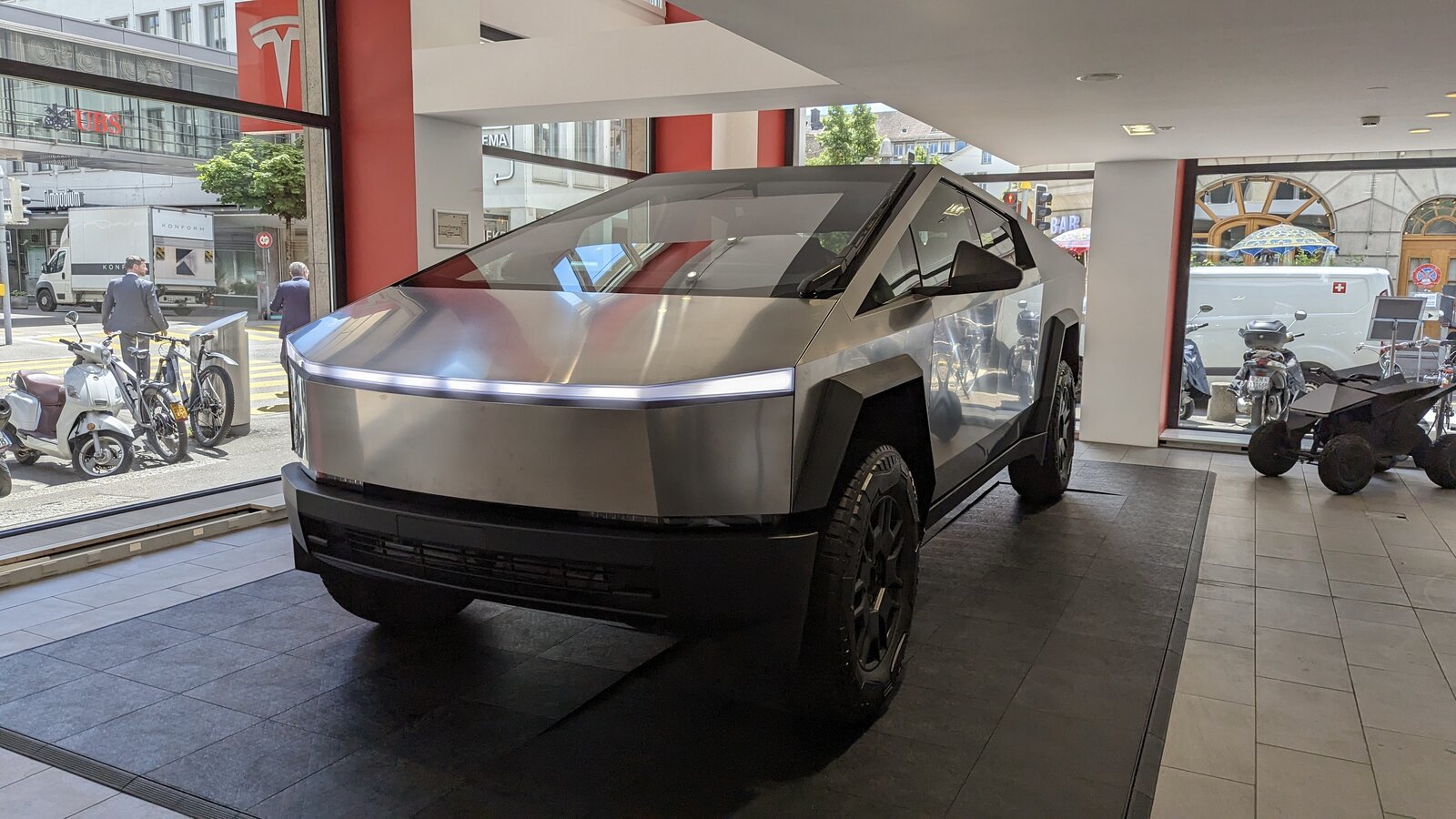 Der Cybertruck könnte dank Trumps Drohung mit dem Zollhammer den Zugang zum Schweizer Markt bekommen. Das äusserst progressive Edelstahlplatten-Auto wäre für einige Schweizer Autofahrerinnen und Autofahrer die perfekte Gelegenheit, um sich von dem SUV-Einheitsbrei abzuheben. Bild: Martin Bartholdi STREETLIFE