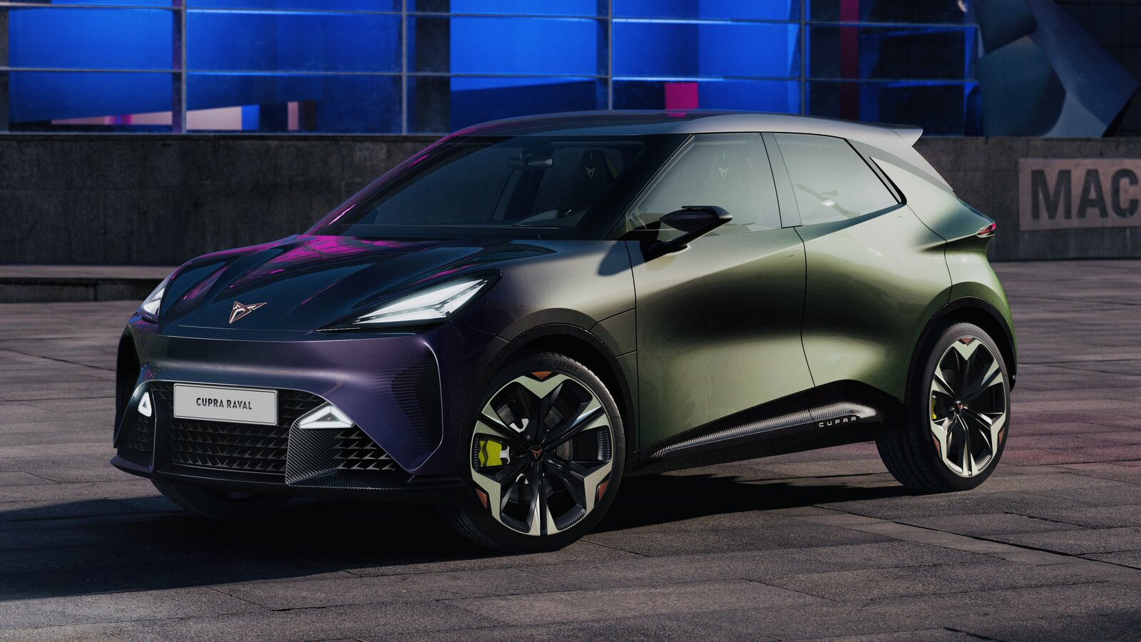 Cupra Designchef Jorge Diez zeichnete den Raval mit extremen Sicken und seitlich massiven Einbuchtungen. Dadurch wirkt der kleine Elektrospanier wie ein Klon aus Batmobil und Mikro-Lamborghini. Bild Cupar Medienportal