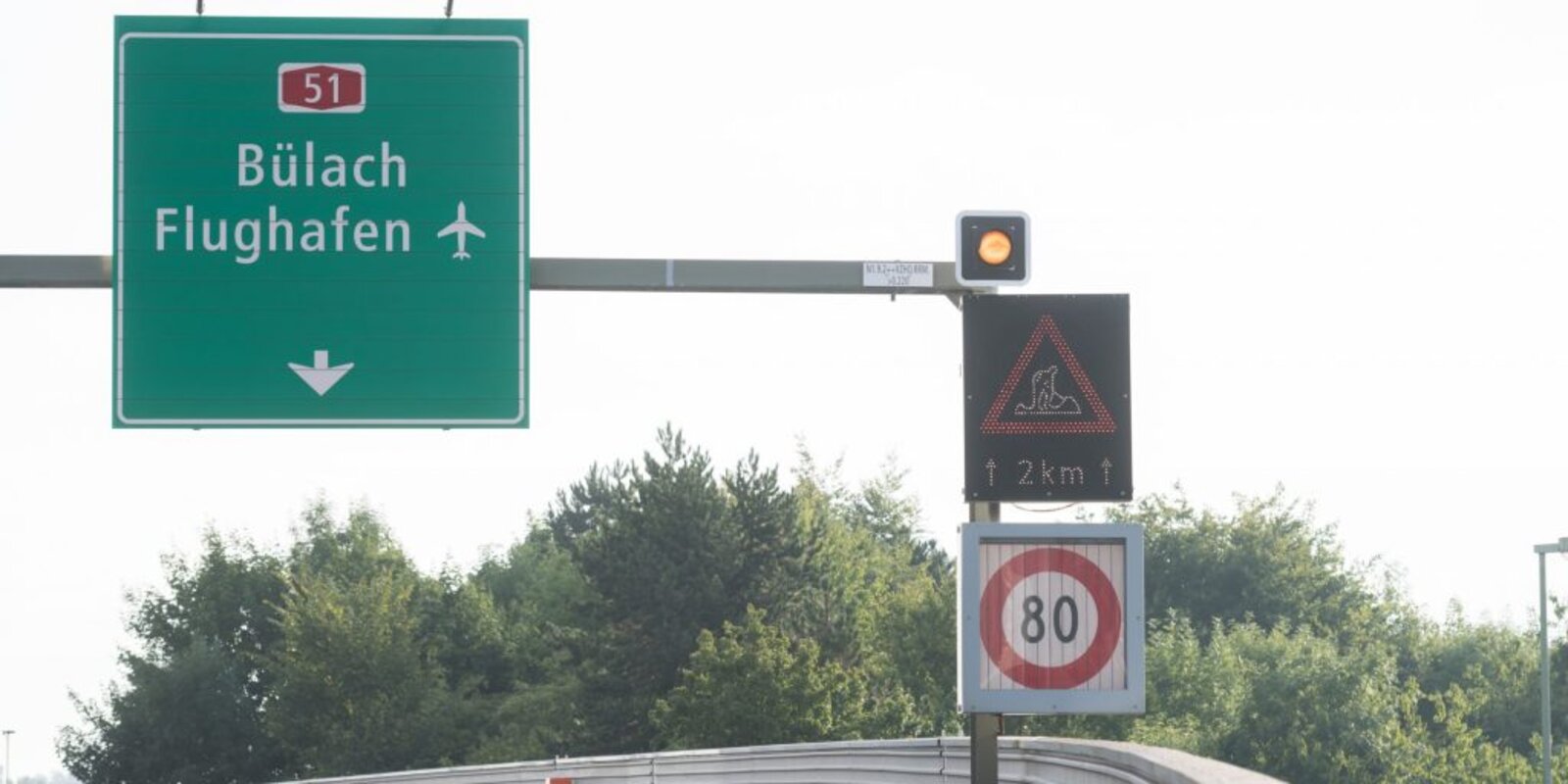 Tempo-Limit 80 auf der Autobahn.