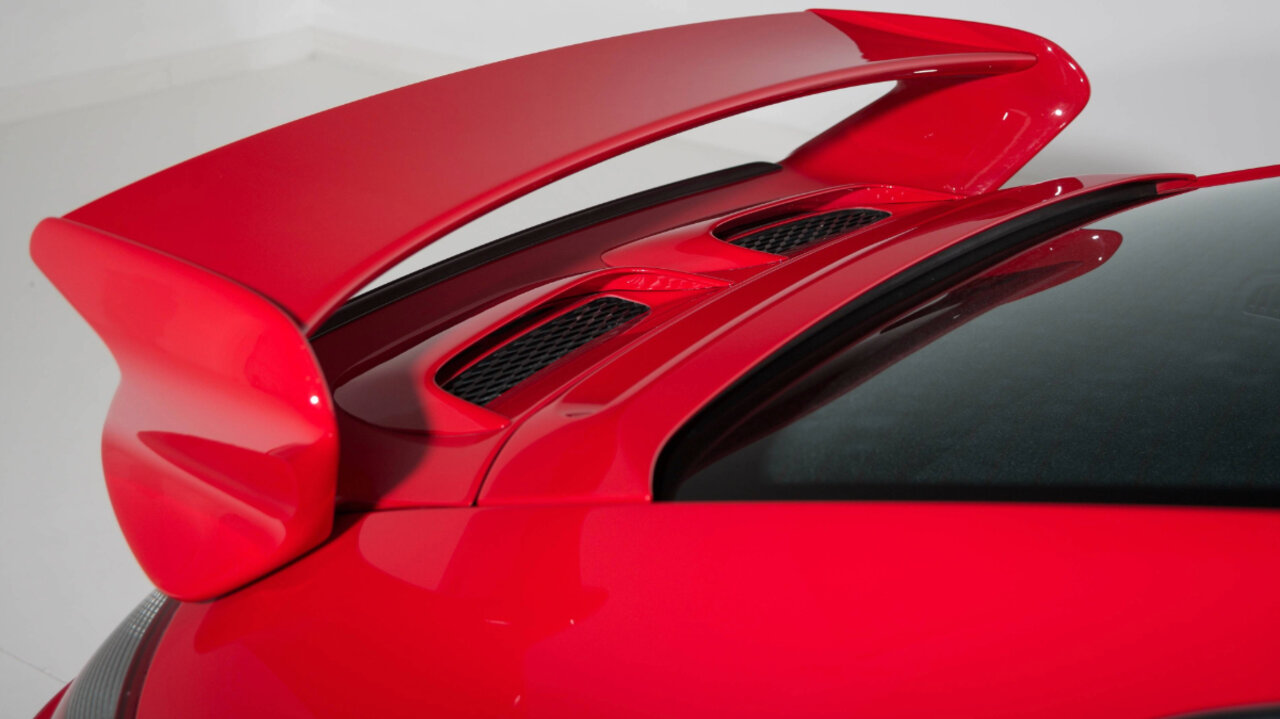 Der Spoiler am Heck des Wagens trägt auch den Übernamen Frittentheke. Bild: wirestock, freepik