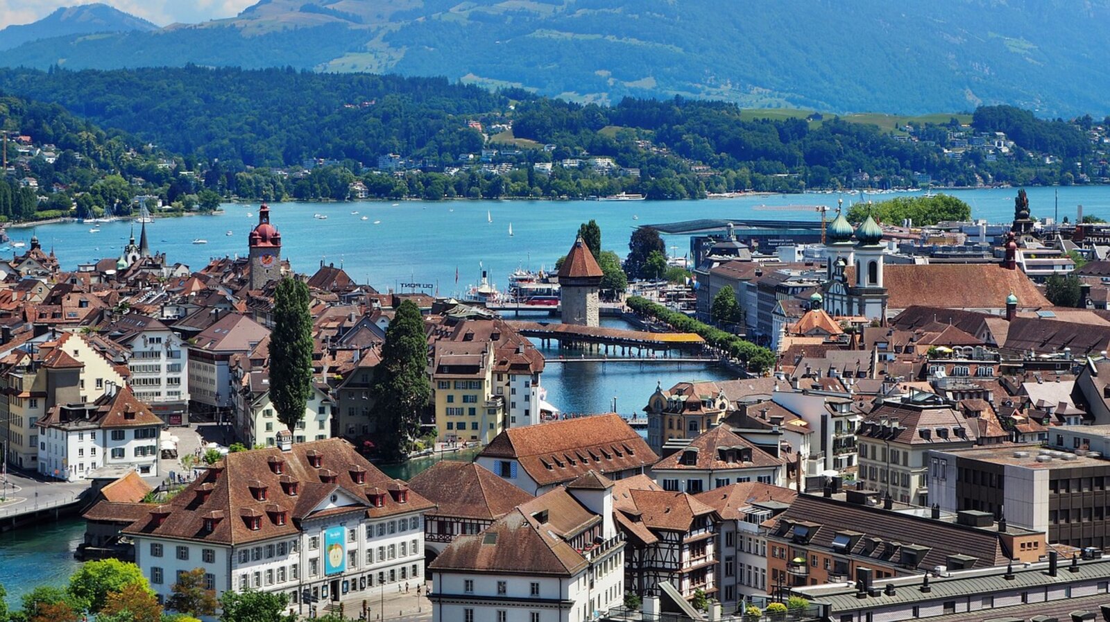 Die Stadt Luzern mit dem Vierwaldstättersee im Hintergrund.
