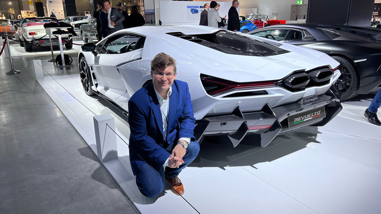 Martin A. Bartholdi neben dem Lamborghini Revuelto an der Auto Zürich 2023
