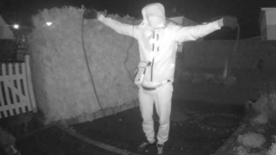 Ausschnitt eines Videos, wie ein Autoknacker versucht, Funkschlüssel-Signal abzufangen.