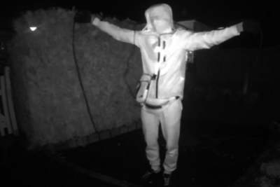 Ausschnitt eines Videos, wie ein Autoknacker versucht, Funkschlüssel-Signal abzufangen.