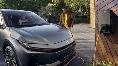 Ein Elektro-Toyota an der Ladestation