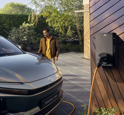 Ein Elektro-Toyota an der Ladestation