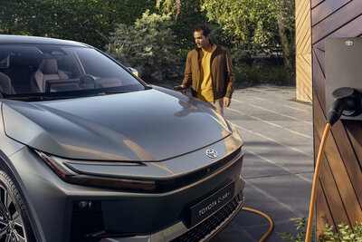 Ein Elektro-Toyota an der Ladestation