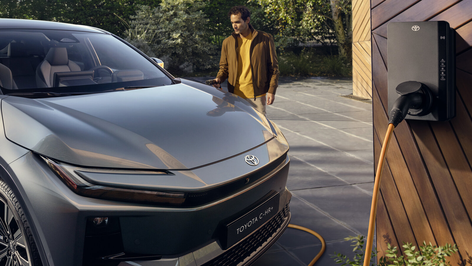 Ein Elektro-Toyota an der Ladestation