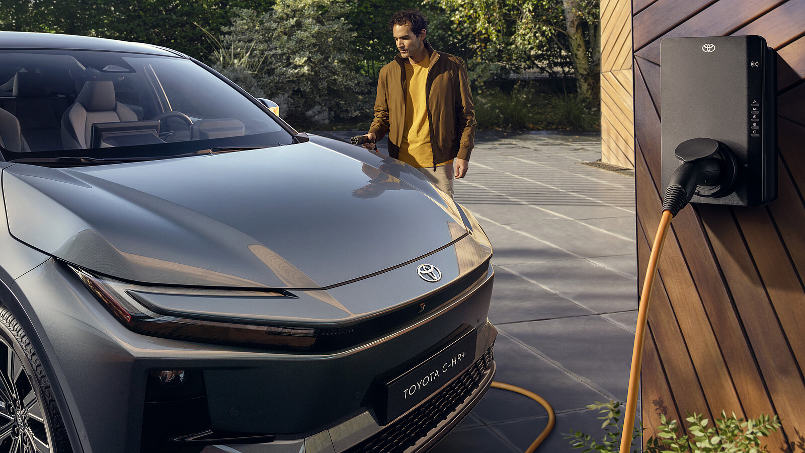 Ein Elektro-Toyota an der Ladestation