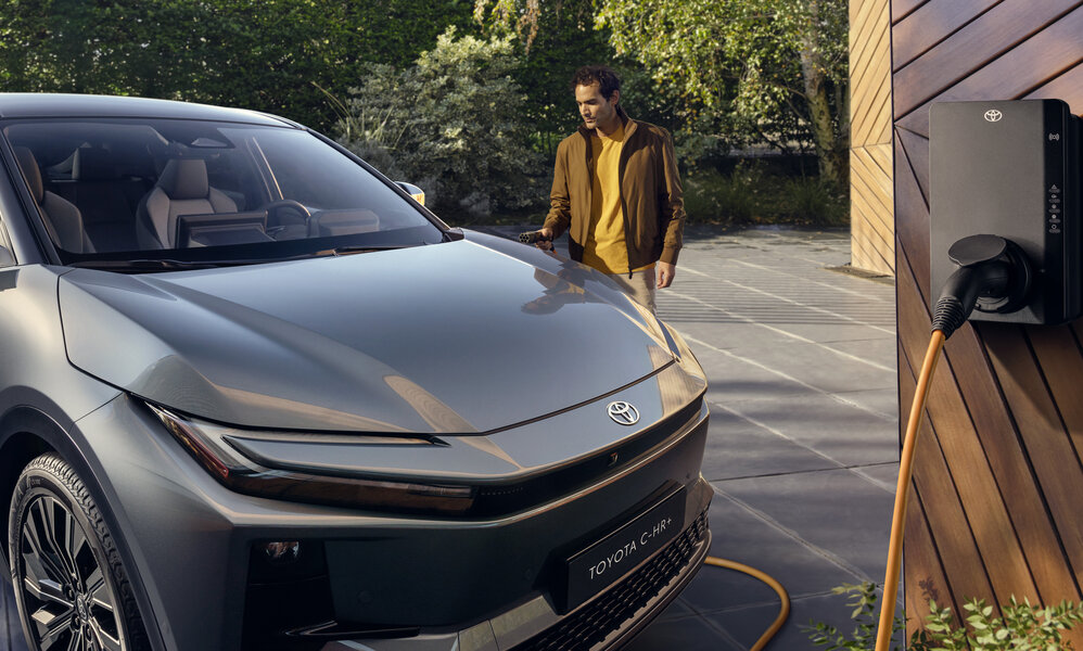 Ein Elektro-Toyota an der Ladestation