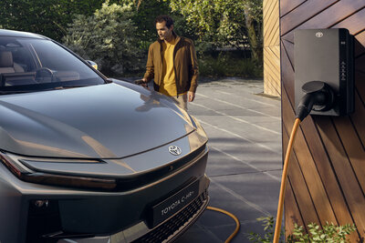 Ein Elektro-Toyota an der Ladestation