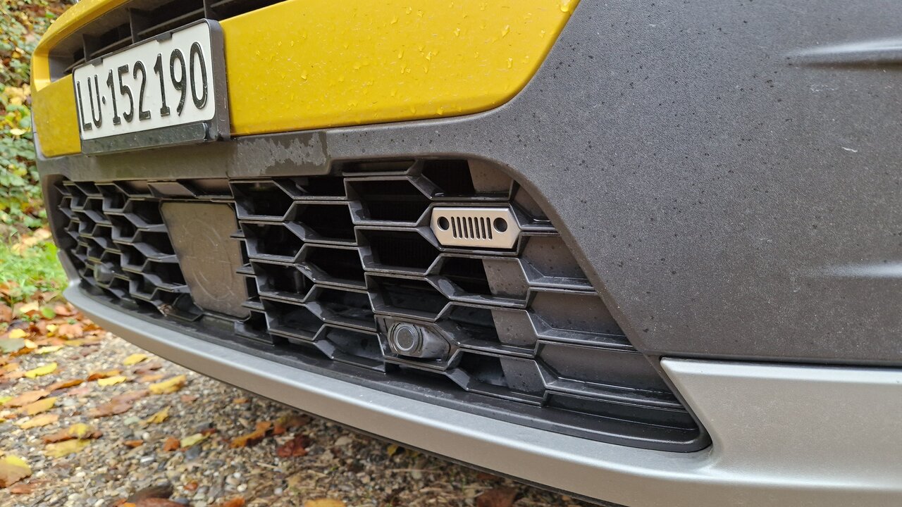 Jeep-Piktogramm im Frontstossfänger des Avenger