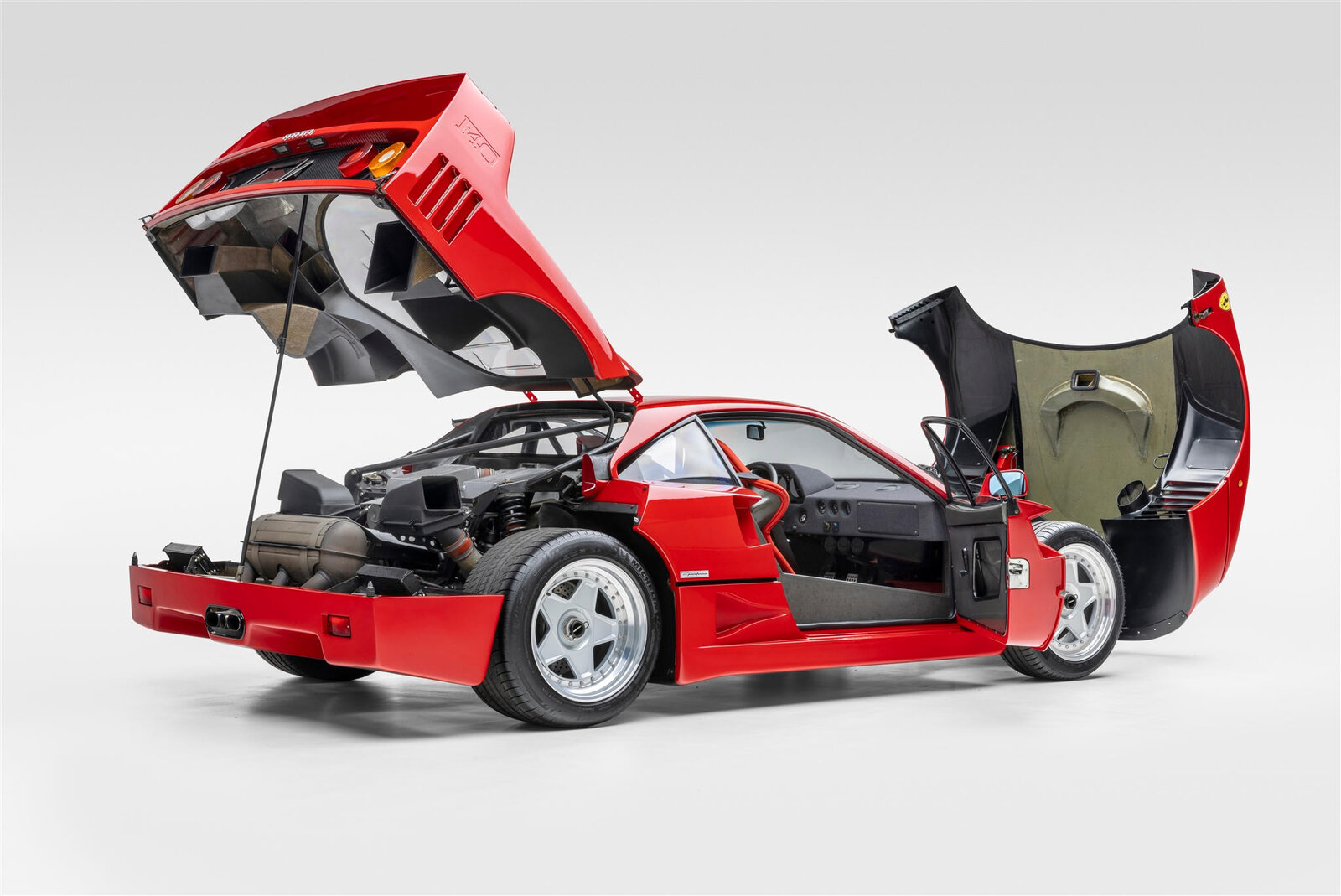 Ferrari F40 mit Front und Heck offen