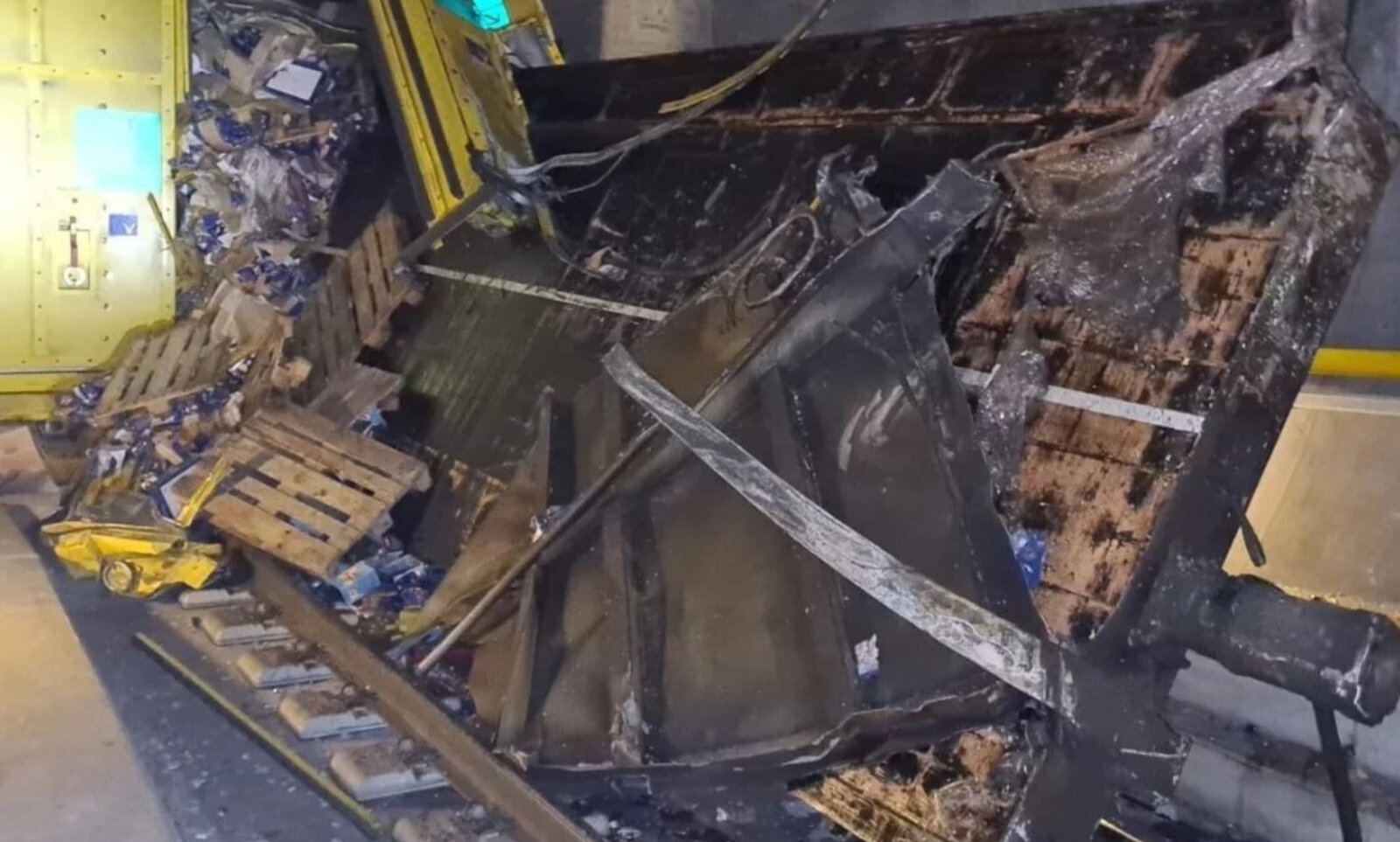 Die Schäden im Gotthard-Basistunnel sind aufgrund der Entleisung enorm. Bild: SBB