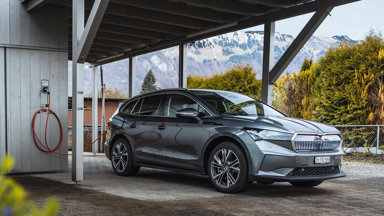Skoda Enyaq beim Laden in einem Carport