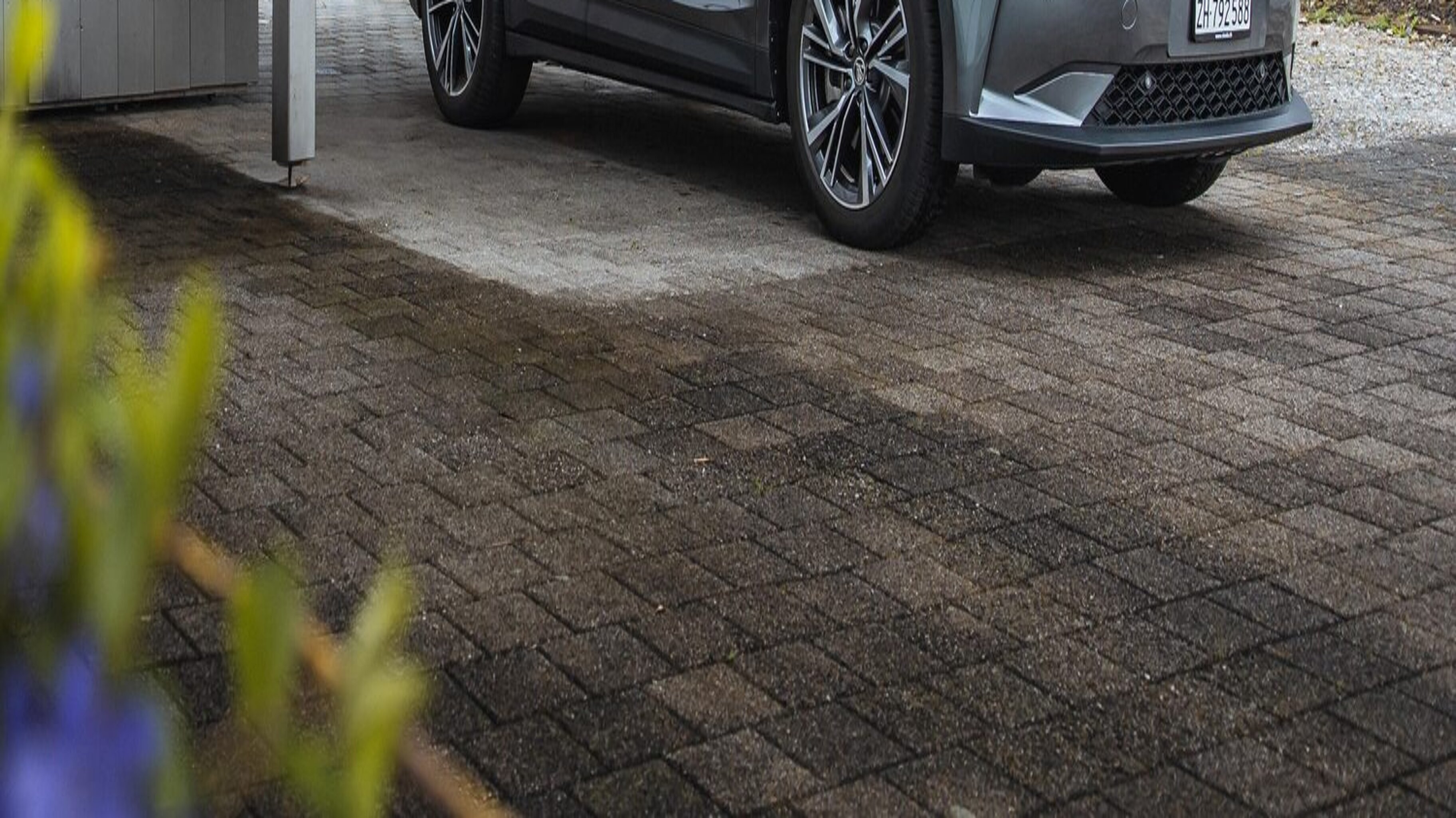 Skoda Enyaq beim Laden in einem Carport