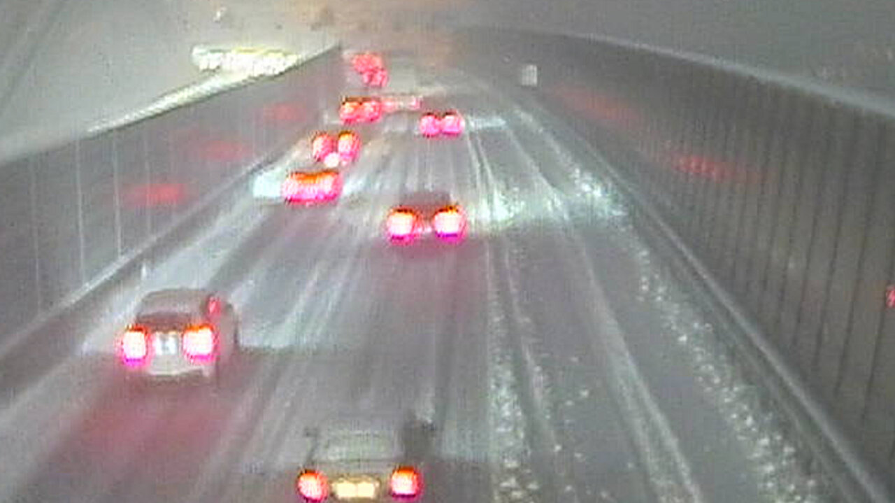 Auch in Emmen-Süd ist die Fahrbahn schneebedeckt. Bild: Webcam