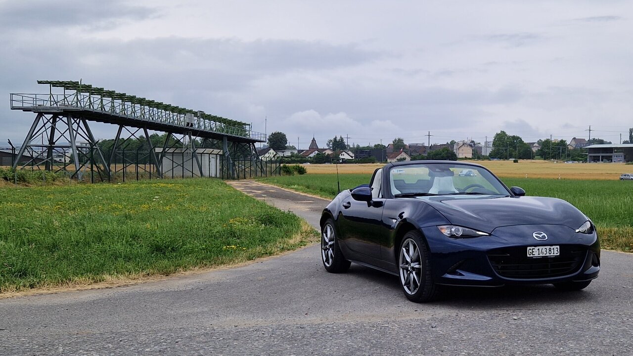 Frontansicht des Mazda MX-5 mit offenem Verdeck