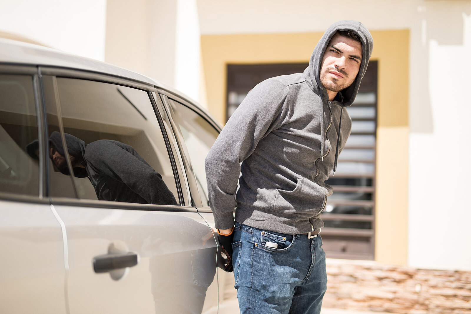 Mann versucht auto unbemerkt zu öffnen