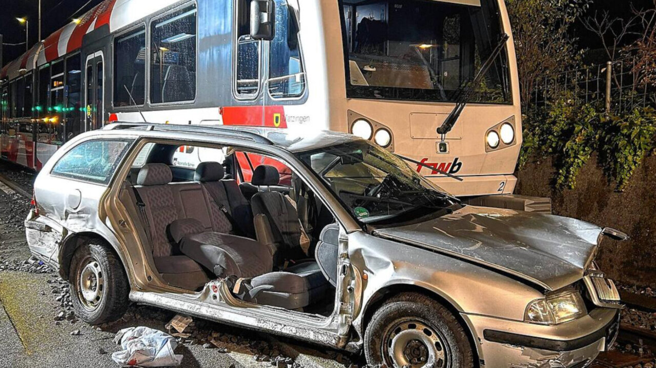 19. November 2023, Frauenfeld TG: Ein 85-jähriger Autolenker übersieht beim Abbiegen auf einen Bahnübergang den nahenden Zug. Er muss schwerverletzt ins Spital eingeliefert werden. Bild: Kantonspolizei TG