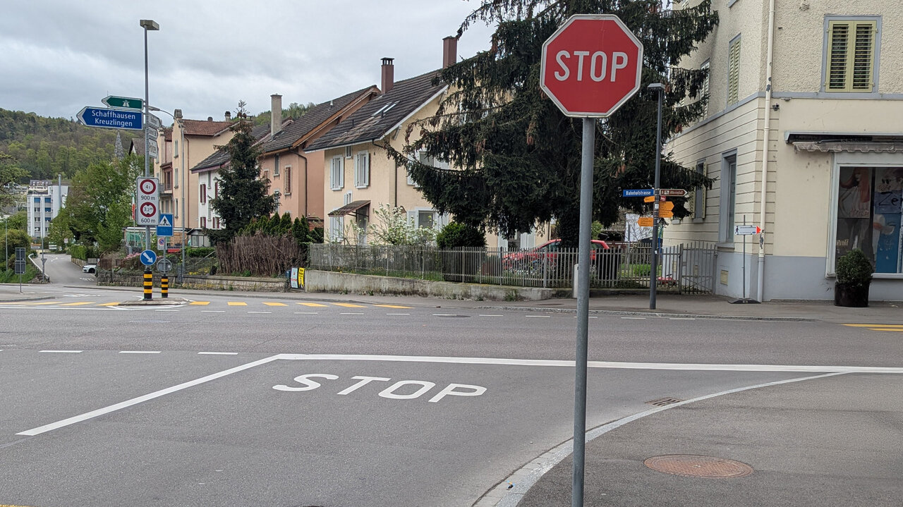 eine Kreuzung mit einem Stopp