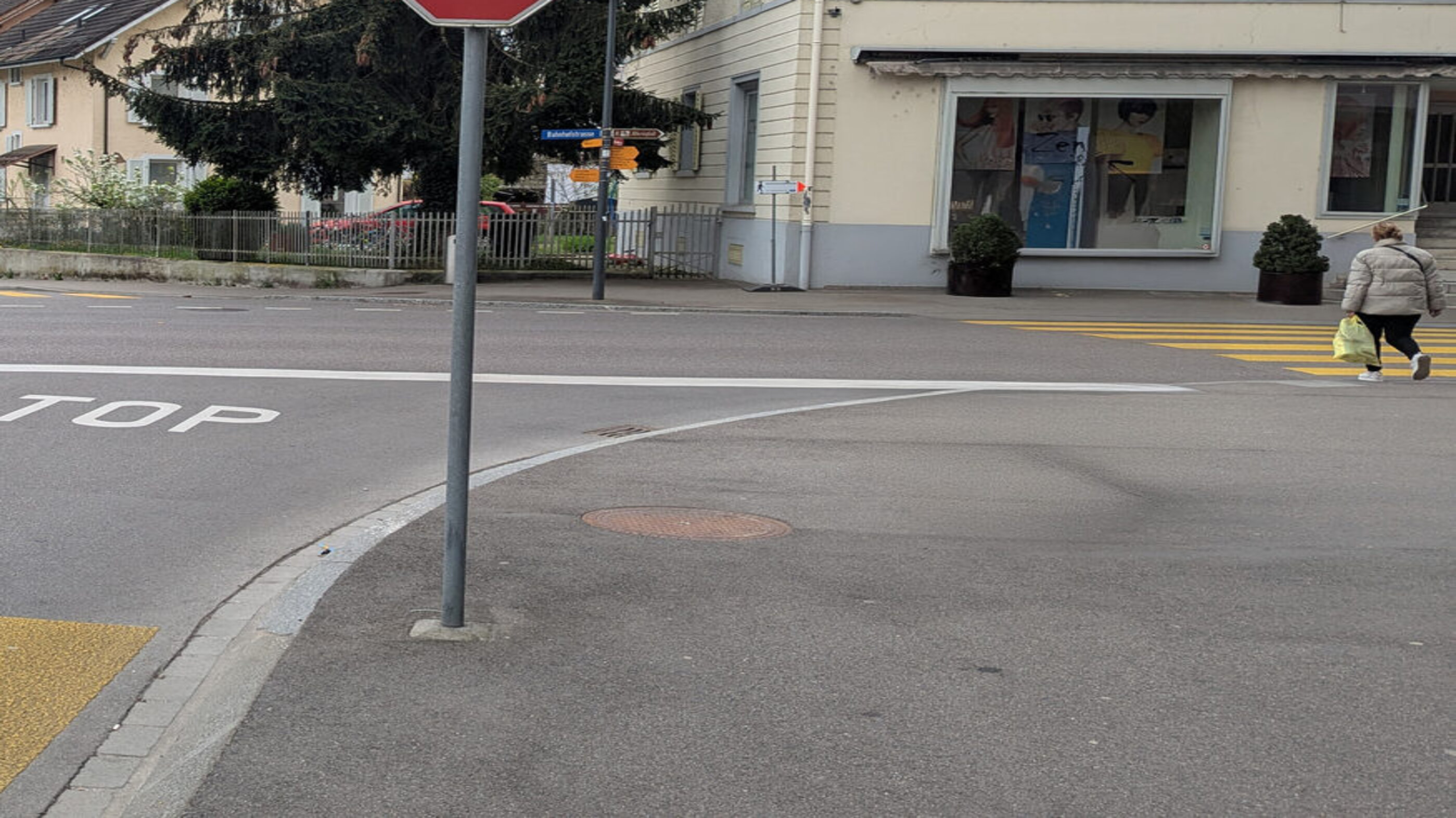 eine Kreuzung mit einem Stopp