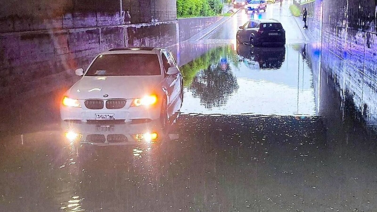 Unschöne Erfahrung: Wasser kann für ein Auto den wirtschaftlichen Totalschaden bedeuten. Bild: Kantonspolizei Glarus