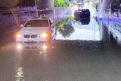 Unschöne Erfahrung: Wasser kann für ein Auto den wirtschaftlichen Totalschaden bedeuten. Bild: Kantonspolizei Glarus