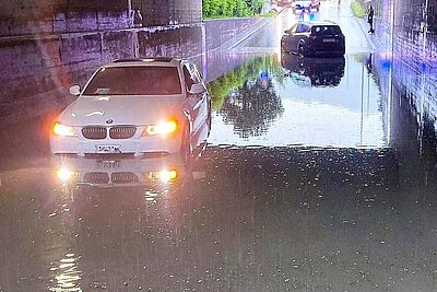 Unschöne Erfahrung: Wasser kann für ein Auto den wirtschaftlichen Totalschaden bedeuten. Bild: Kantonspolizei Glarus