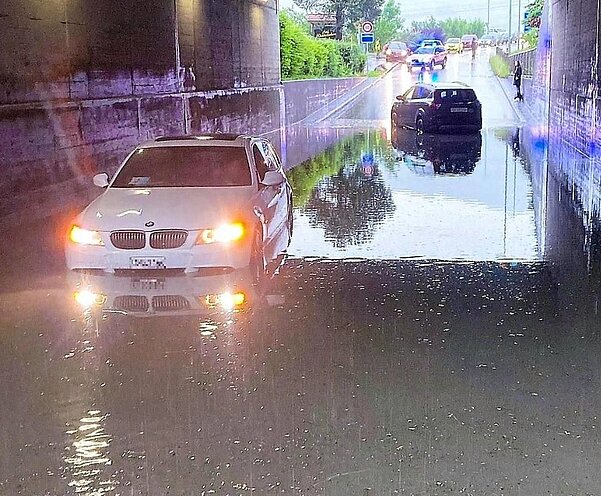 Unschöne Erfahrung: Wasser kann für ein Auto den wirtschaftlichen Totalschaden bedeuten. Bild: Kantonspolizei Glarus
