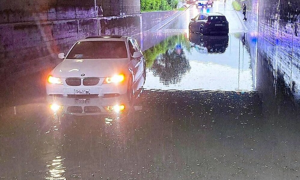 Unschöne Erfahrung: Wasser kann für ein Auto den wirtschaftlichen Totalschaden bedeuten. Bild: Kantonspolizei Glarus