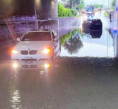 Unschöne Erfahrung: Wasser kann für ein Auto den wirtschaftlichen Totalschaden bedeuten. Bild: Kantonspolizei Glarus