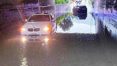 Unschöne Erfahrung: Wasser kann für ein Auto den wirtschaftlichen Totalschaden bedeuten. Bild: Kantonspolizei Glarus