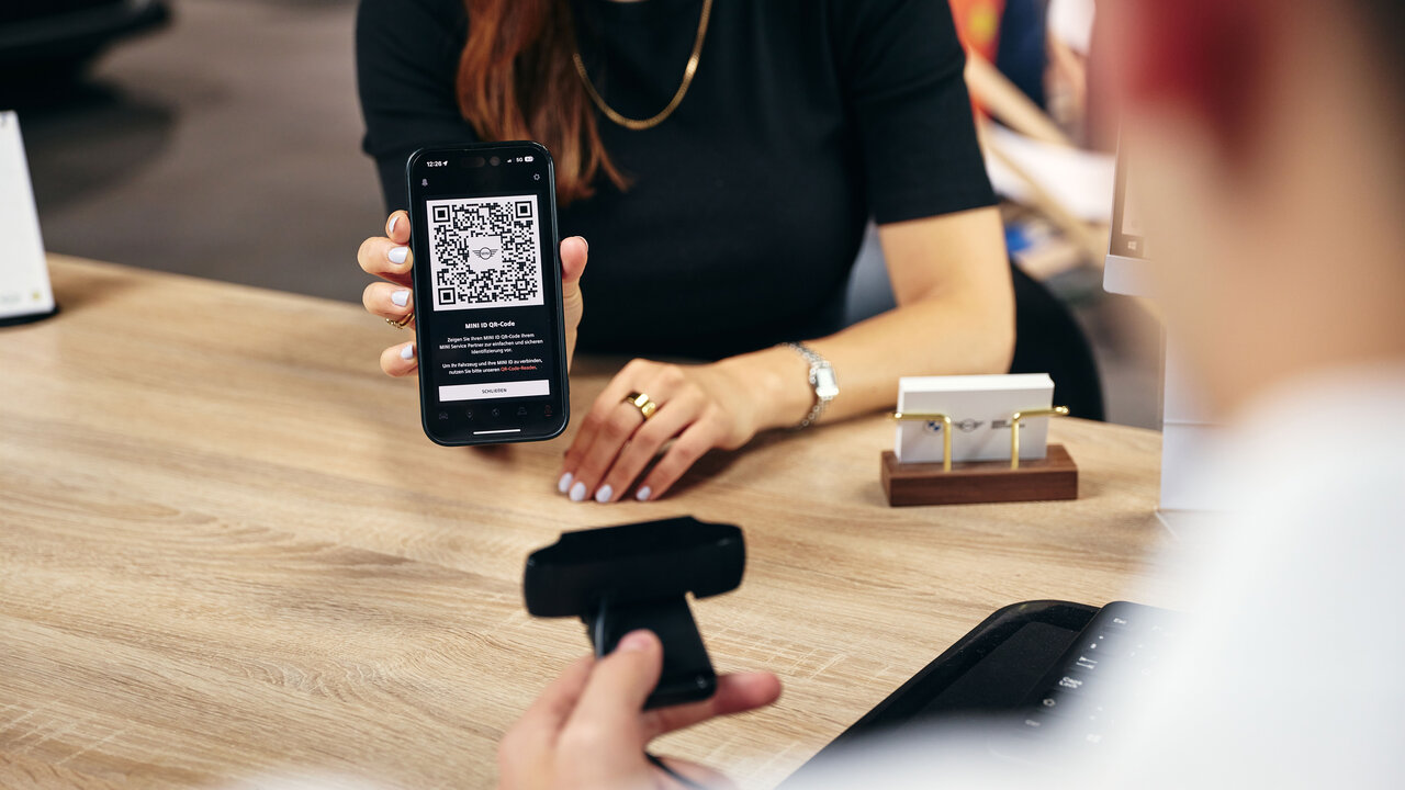Smartphone mit QR-Code wird gescannt