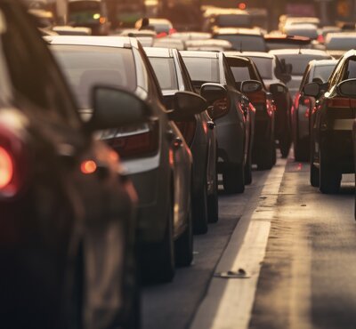 Weshalb der Gotthardstau seit 2018 trotz immer mehr eingelösten Autos nicht mehr die Rekordlänge von 28 Kilometern erreicht, hat verschieden Gründe. Bild: freepik.com