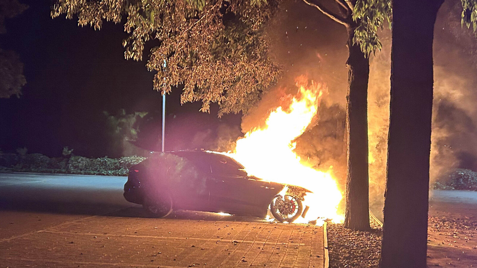 Fahrzeugbrand in Pfäffikon