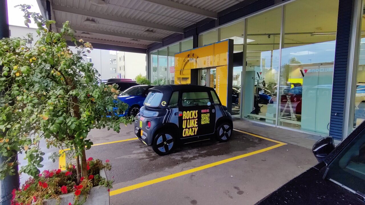 Der Opel Rocks Electric vor dem Eingangsbereich.