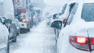 Auf den Routen in die Skigebiete dürfte es an den zwei kommenden Wochenende zu langen Staus kommen. Bild: TCS